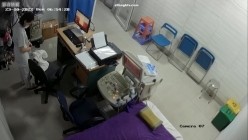黑客破解医院妇科监控摄像头偷拍 男医生做B超阴超磨蹭温柔插入眼镜少妇不好意思看 截图14