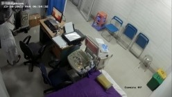 黑客破解医院妇科监控摄像头偷拍 男医生做B超阴超磨蹭温柔插入眼镜少妇不好意思看 截图15