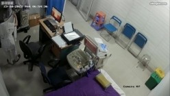 黑客破解医院妇科监控摄像头偷拍 男医生做B超阴超磨蹭温柔插入眼镜少妇不好意思看 截图16
