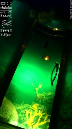 夜场酒吧女厕正面镜头偸拍各种时尚小姐姐方便 赏脸赏逼 截图15