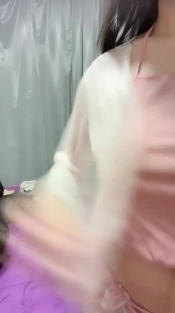 猎奇圈内部分享热门视频极品大奶子哺乳期的奶妈疯狂露出自摸挑逗赚奶粉钱 截图5