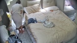 酒店偷拍连续几天入住麻花辫反差眼镜学妹换穿旗袍和泳衣变着法的勾引 男友和她做爱 截图4