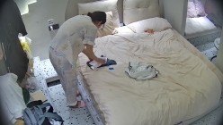 酒店偷拍连续几天入住麻花辫反差眼镜学妹换穿旗袍和泳衣变着法的勾引 男友和她做爱 截图7