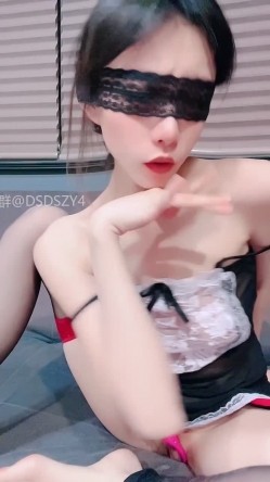 ️骚浪母狗【妮妮老师】熟妇情趣网袜塞跳蛋裸舞口爆大力猛操 截图5