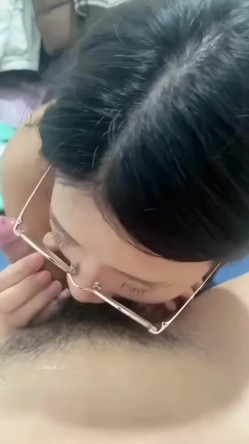 骚逼主播【私人老师】不愧是楼凤,口活干炮一条路,业务很熟练,掰逼展示,裸舞诱惑,眼镜妹骚啊 截图16