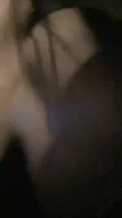 推荐！校花女神~她好骚啊~【乖】户外喷尿~自慰~跑到公共厕所喷尿，小公园扣逼~城里人真会玩 截图1