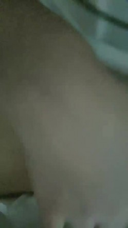 推荐！校花女神~她好骚啊~【乖】户外喷尿~自慰~跑到公共厕所喷尿，小公园扣逼~城里人真会玩 截图7