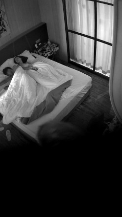 【酒店偷拍小情侣】颜值不错美女，尺度不大，躺在床上摸摸搞搞，男友JB有点软，看的出美女很想要 截图3