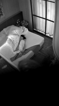 【酒店偷拍小情侣】颜值不错美女，尺度不大，躺在床上摸摸搞搞，男友JB有点软，看的出美女很想要 截图6