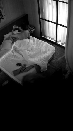 【酒店偷拍小情侣】颜值不错美女，尺度不大，躺在床上摸摸搞搞，男友JB有点软，看的出美女很想要 截图11