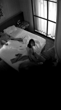 【酒店偷拍小情侣】颜值不错美女，尺度不大，躺在床上摸摸搞搞，男友JB有点软，看的出美女很想要 截图12