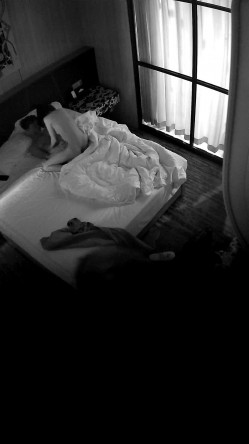 【酒店偷拍小情侣】颜值不错美女，尺度不大，躺在床上摸摸搞搞，男友JB有点软，看的出美女很想要 截图13