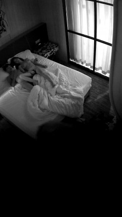【酒店偷拍小情侣】颜值不错美女，尺度不大，躺在床上摸摸搞搞，男友JB有点软，看的出美女很想要 截图15