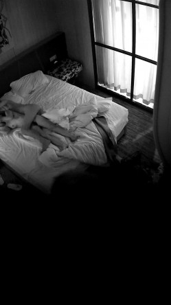 【酒店偷拍小情侣】颜值不错美女，尺度不大，躺在床上摸摸搞搞，男友JB有点软，看的出美女很想要 截图16