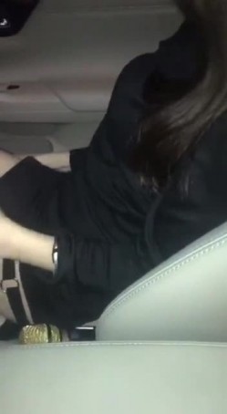 高颜值性感网红美女请师傅到地下车库修车时看男的长得帅,故意诱惑勾引,2人车内激情啪啪车震,毛少能叫.国语! 截图2