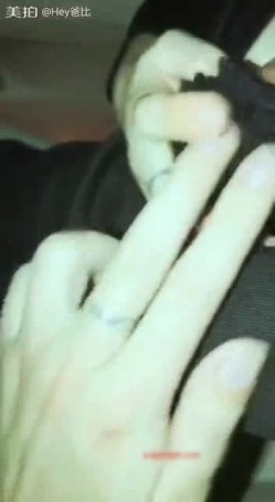 高颜值性感网红美女请师傅到地下车库修车时看男的长得帅,故意诱惑勾引,2人车内激情啪啪车震,毛少能叫.国语! 截图5