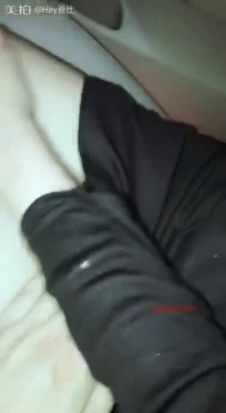 高颜值性感网红美女请师傅到地下车库修车时看男的长得帅,故意诱惑勾引,2人车内激情啪啪车震,毛少能叫.国语! 截图8
