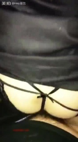 高颜值性感网红美女请师傅到地下车库修车时看男的长得帅,故意诱惑勾引,2人车内激情啪啪车震,毛少能叫.国语! 截图10