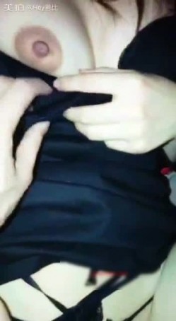 高颜值性感网红美女请师傅到地下车库修车时看男的长得帅,故意诱惑勾引,2人车内激情啪啪车震,毛少能叫.国语! 截图11