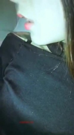 高颜值性感网红美女请师傅到地下车库修车时看男的长得帅,故意诱惑勾引,2人车内激情啪啪车震,毛少能叫.国语! 截图14