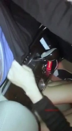 高颜值性感网红美女请师傅到地下车库修车时看男的长得帅,故意诱惑勾引,2人车内激情啪啪车震,毛少能叫.国语! 截图15