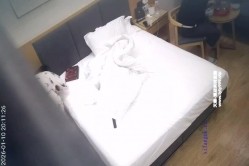 天眼酒店偷拍娇小甜美美女被男炮友放腿上抱着操穴 截图3