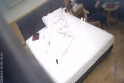 天眼酒店偷拍娇小甜美美女被男炮友放腿上抱着操穴 截图4