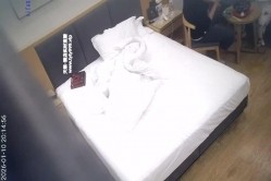 天眼酒店偷拍娇小甜美美女被男炮友放腿上抱着操穴 截图5