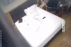 天眼酒店偷拍娇小甜美美女被男炮友放腿上抱着操穴 截图6
