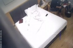 天眼酒店偷拍娇小甜美美女被男炮友放腿上抱着操穴 截图11
