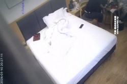 天眼酒店偷拍娇小甜美美女被男炮友放腿上抱着操穴 截图12