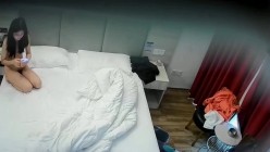 酒店偷拍稀有台流出 ️高颜值小仙女和健硕男友激情做爱两次男友鸡巴又粗又长操的小仙女大喊受不了 截图14