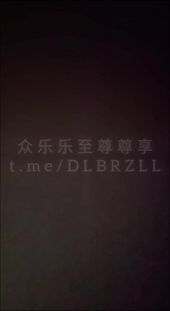 专攻高颜值网红台湾泡良大神「郑原创」FO私拍，宜兰D奶打工换宿妹，穿着黑色V领上衣，乳房若隐若现，完美胸型当然要射奶上 截图10