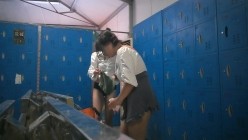 国内【水上乐园】换衣间沐浴区近景偷拍 美女如云淋浴换衣好身材一览无余 截图10