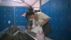 国内【水上乐园】换衣间沐浴区近景偷拍 美女如云淋浴换衣好身材一览无余 截图16