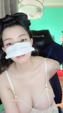 阿系36G爆乳御姐 饥渴难耐插的蝴蝶穴骚逼直冒白浆！对着窗外道具插逼揉玩大奶猛捅深插白浆流出特写 截图12