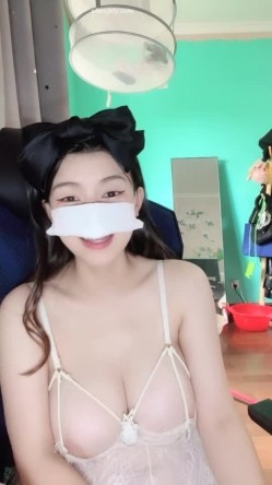阿系36G爆乳御姐 饥渴难耐插的蝴蝶穴骚逼直冒白浆！对着窗外道具插逼揉玩大奶猛捅深插白浆流出特写 截图16