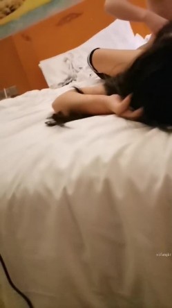 【蜜桃Ya】 ️3男3女，一房子6个人啪啪直播，让自己女友给朋友玩 ️各种道具自慰，精彩刺激！ 截图9