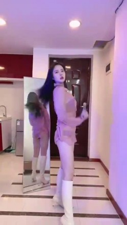 花椒颜值主播【小芊芊呐】裸舞诱惑，一对一掰逼展示，奶圆少毛，S好身材大长腿 截图1