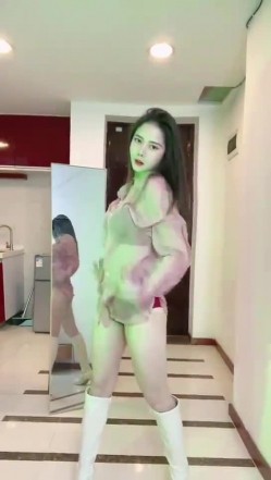 花椒颜值主播【小芊芊呐】裸舞诱惑，一对一掰逼展示，奶圆少毛，S好身材大长腿 截图2
