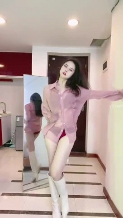 花椒颜值主播【小芊芊呐】裸舞诱惑，一对一掰逼展示，奶圆少毛，S好身材大长腿 截图4