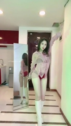 花椒颜值主播【小芊芊呐】裸舞诱惑，一对一掰逼展示，奶圆少毛，S好身材大长腿 截图9