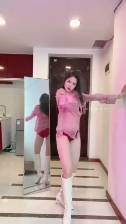 花椒颜值主播【小芊芊呐】裸舞诱惑，一对一掰逼展示，奶圆少毛，S好身材大长腿 截图12