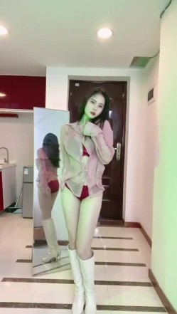 花椒颜值主播【小芊芊呐】裸舞诱惑，一对一掰逼展示，奶圆少毛，S好身材大长腿 截图16