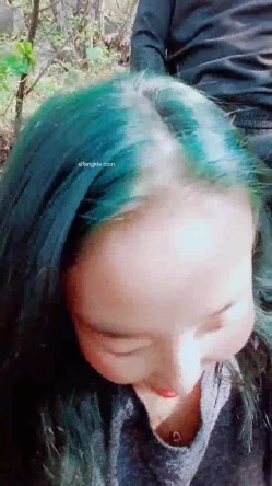 无套 ️野外疯狂激情~微风凛凛冷风吹~赚点钱也是不容易~被男主后入抓住奶子使劲干 ️狼友们，高低整上一炮！ 截图3