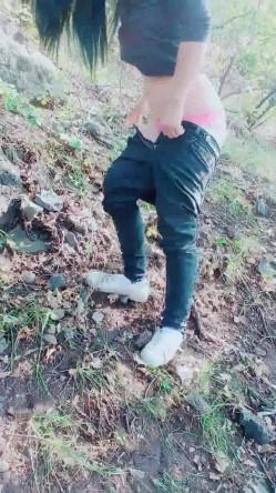 无套 ️野外疯狂激情~微风凛凛冷风吹~赚点钱也是不容易~被男主后入抓住奶子使劲干 ️狼友们，高低整上一炮！ 截图7