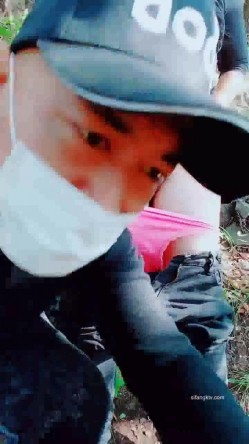 无套 ️野外疯狂激情~微风凛凛冷风吹~赚点钱也是不容易~被男主后入抓住奶子使劲干 ️狼友们，高低整上一炮！ 截图10