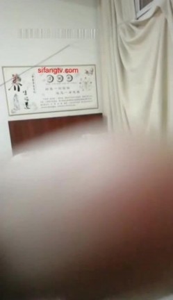 弯屌男洗浴中心800元找了位颜值很不错的美女技师服务,节约时间不按摩上去就开操,干完一次换上旗袍又干! 截图9