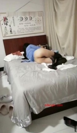 弯屌男洗浴中心800元找了位颜值很不错的美女技师服务,节约时间不按摩上去就开操,干完一次换上旗袍又干! 截图14