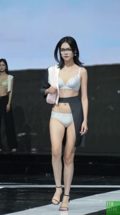 2023.广州内衣展模特特写 截图5